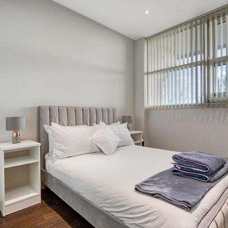 Cosy 1-Bed By Heathrow Airport Apartment London Bagian luar foto