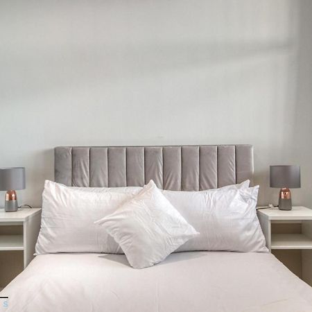 Cosy 1-Bed By Heathrow Airport Apartment London Bagian luar foto